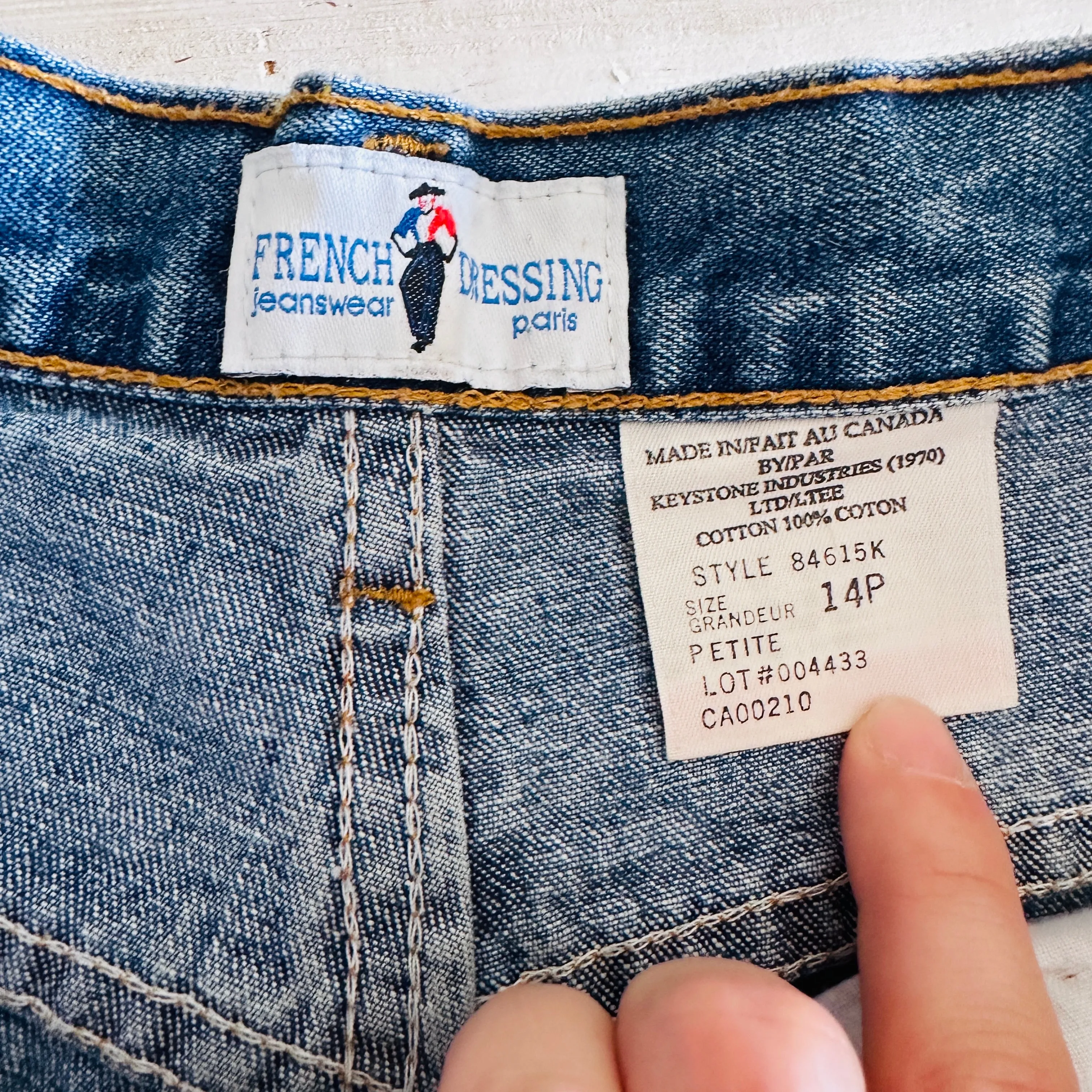 80'S VINTAGE TAPERED MOM JEANS // WAIST SIZE 31