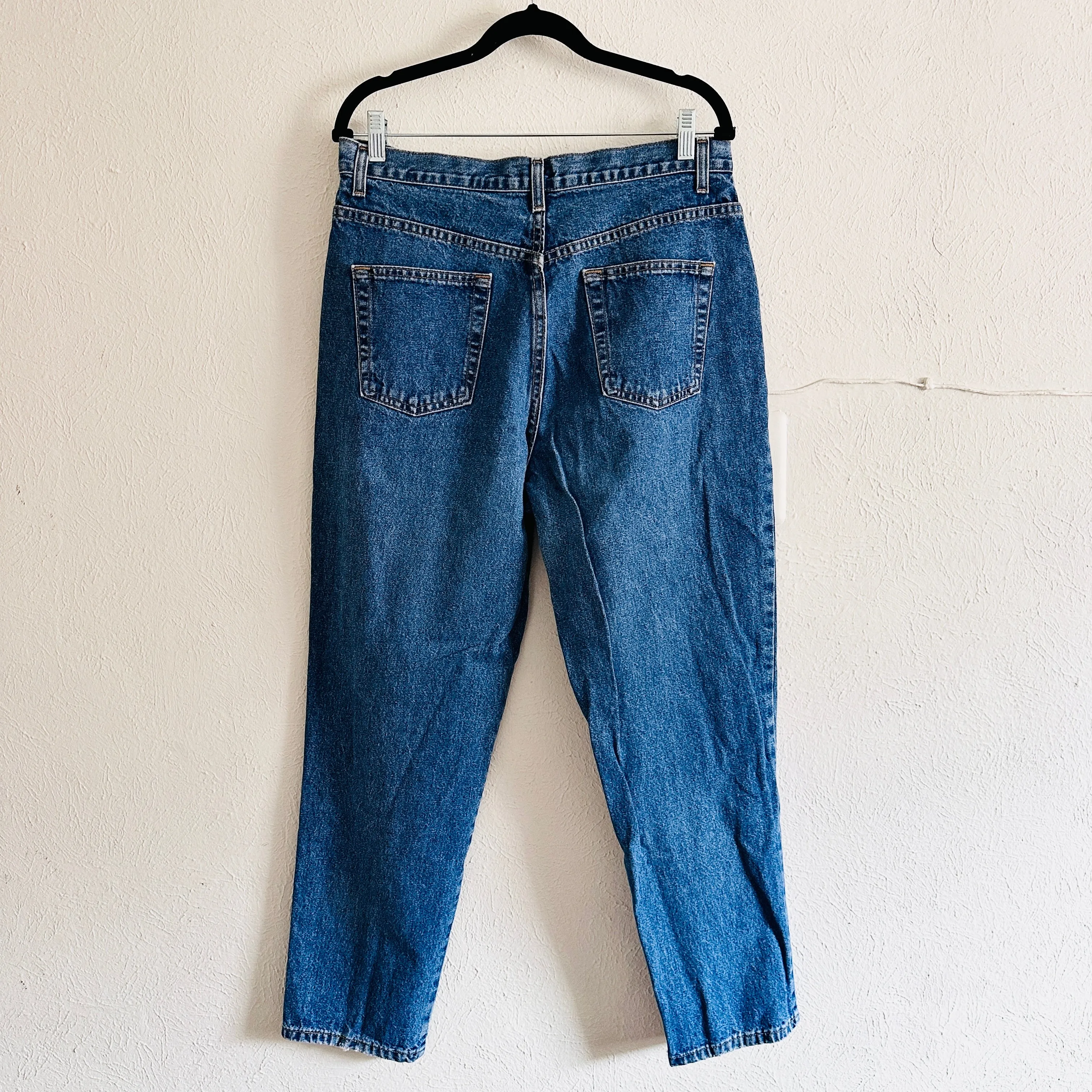 80'S VINTAGE TAPERED MOM JEANS // WAIST SIZE 31