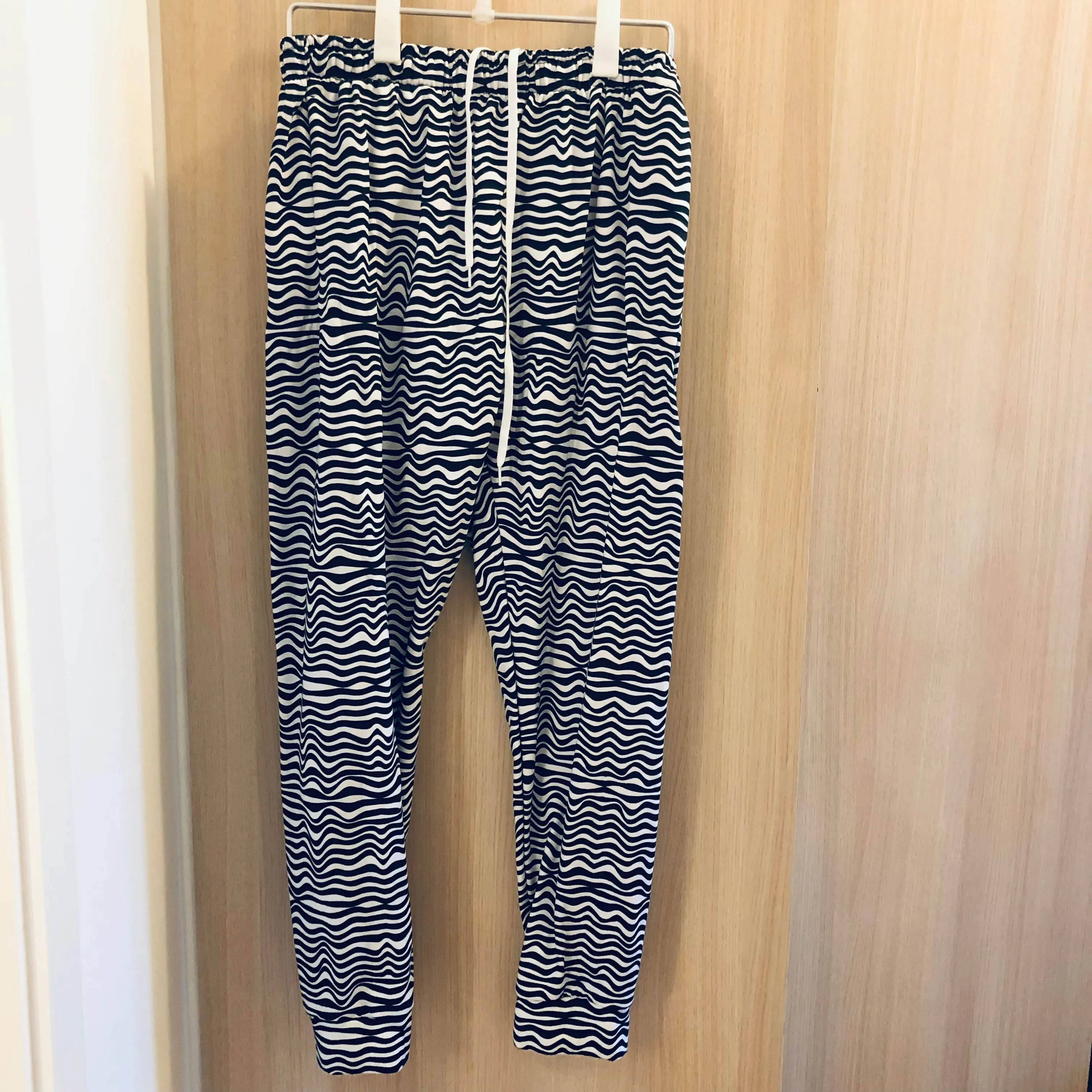 Black White Curves Men's Joggers, Wavy Modern Abstract Sweatpants For Men-Made in EU/MX
