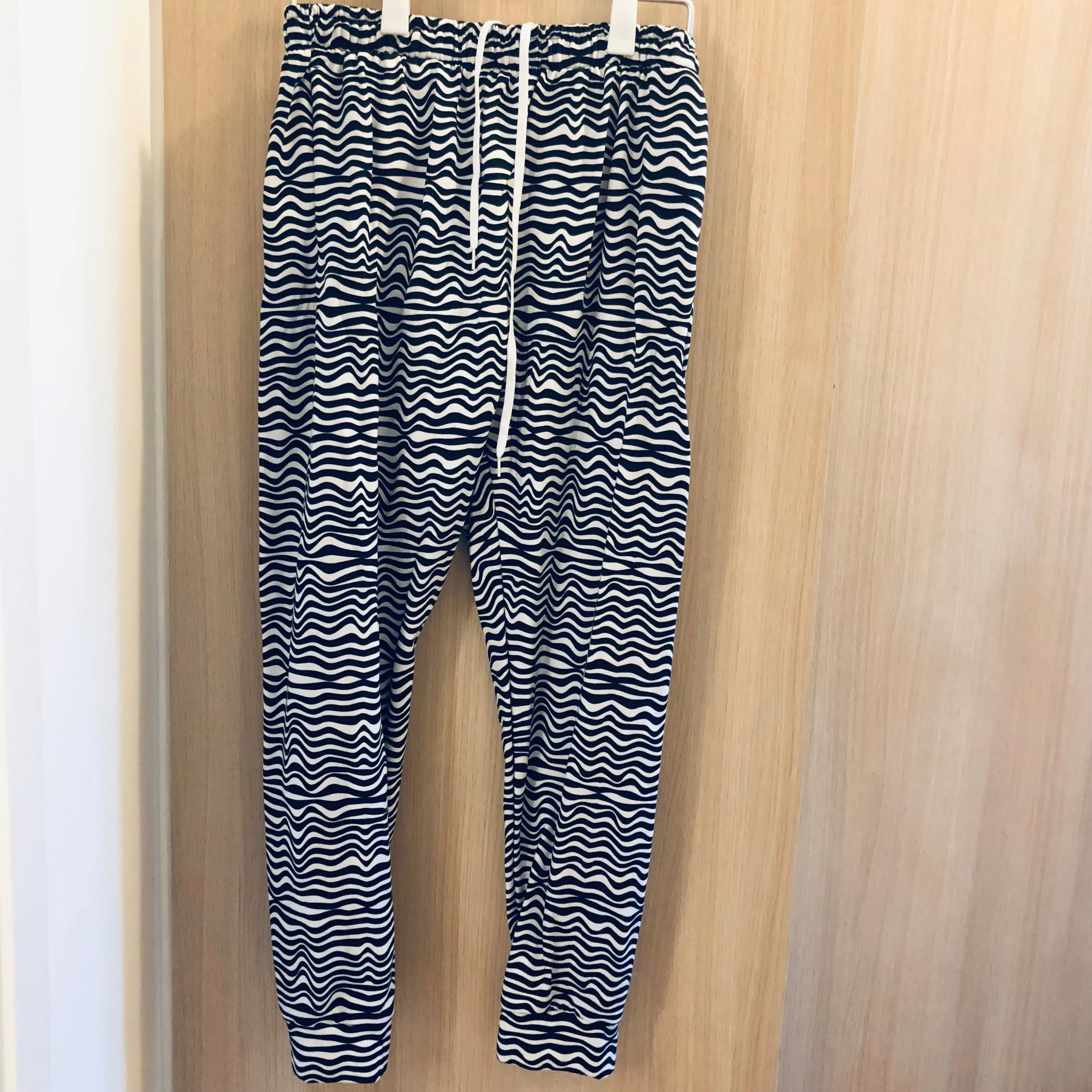 Black White Curves Men's Joggers, Wavy Modern Abstract Sweatpants For Men-Made in EU/MX