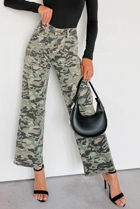 NonIrritatingSeams Casual Chic Look Copernicus Camo Print Straight Leg Carpenter Jeans (Camo)