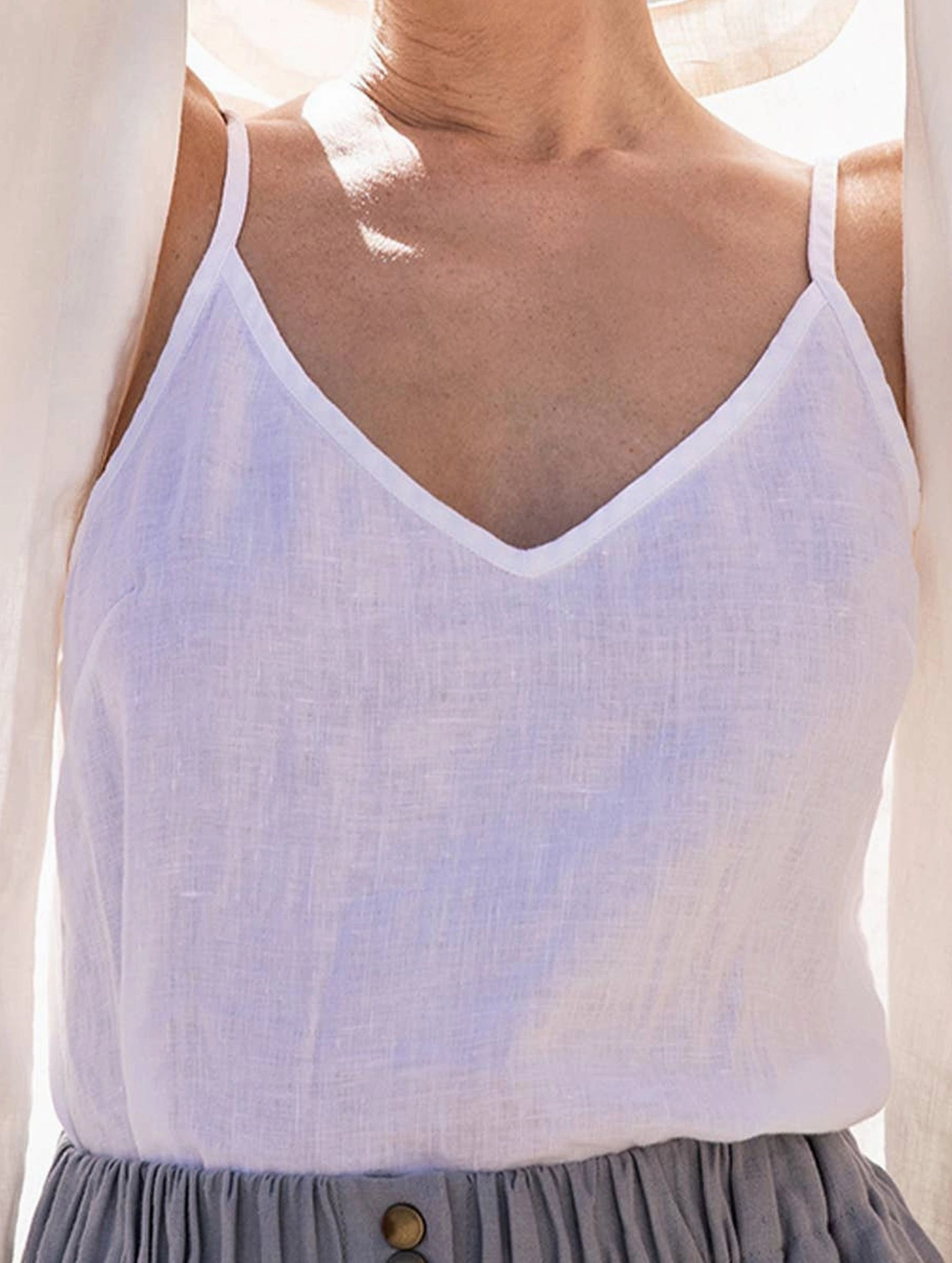 ReinforcedHem COTTON AND LINEN V-NECK SLEEVELESS UNDERCOAT_CWTTK0470