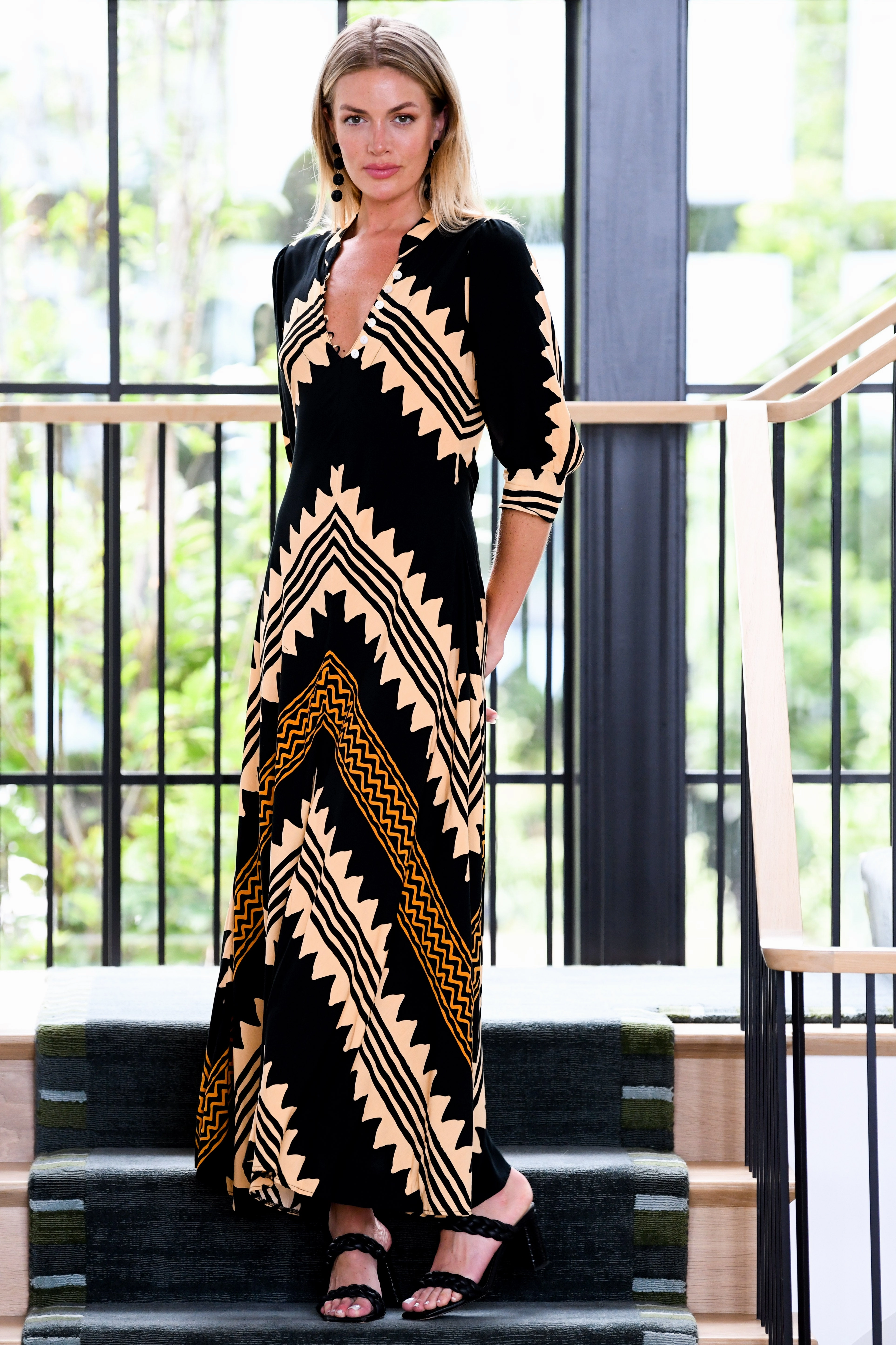 Daphne Dress / Khaki Zig Zag Fit Focused Pearl-Detail