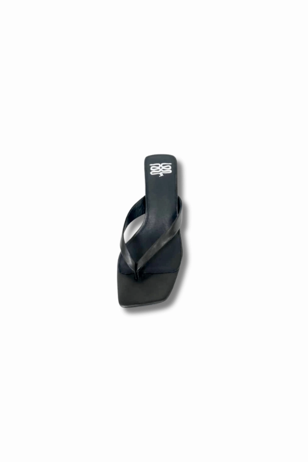 Relaxed Fit Design Timeless Layering Kitty Heel Black