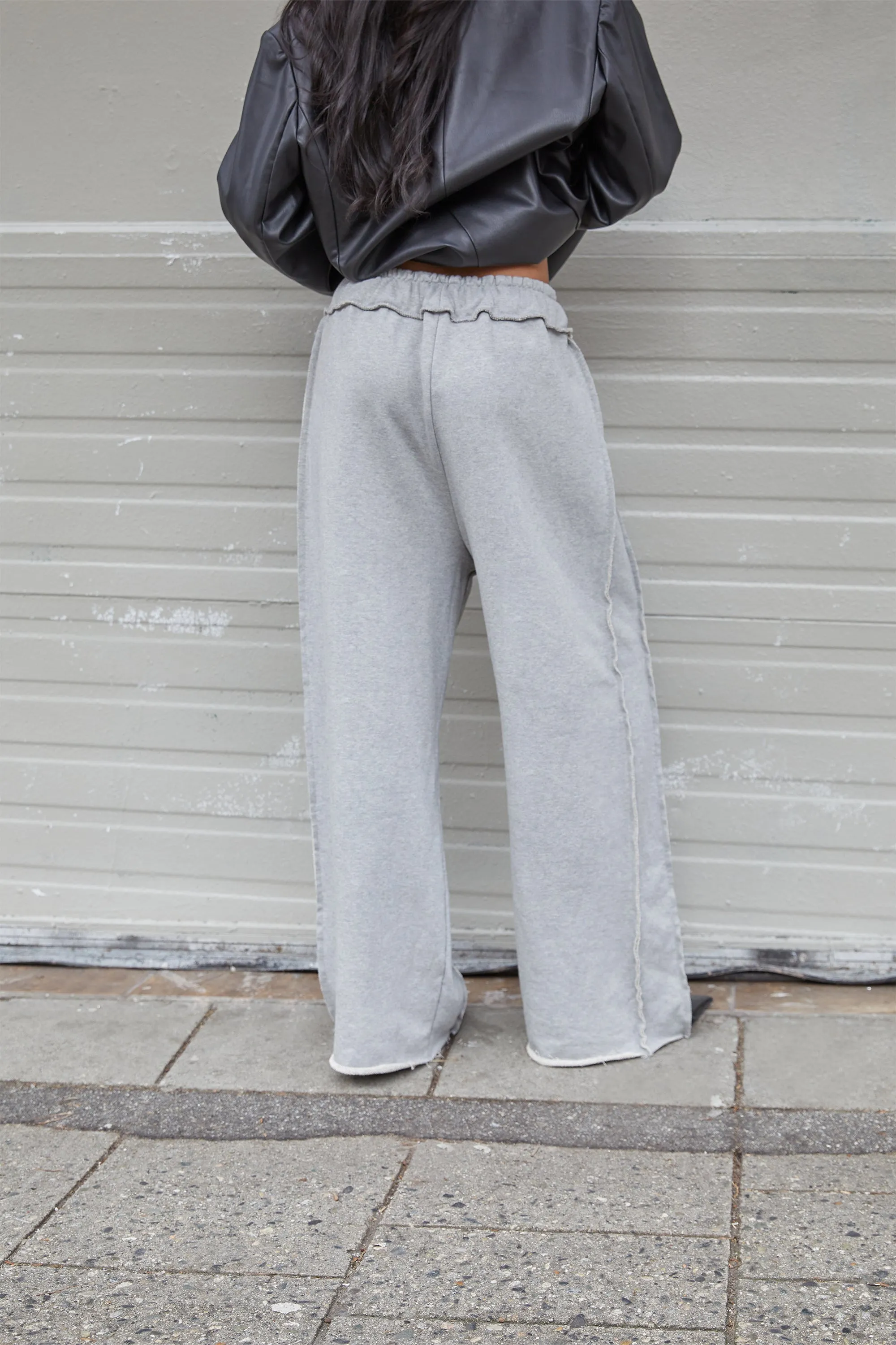 EXPOSED SEAM SWEATPANT