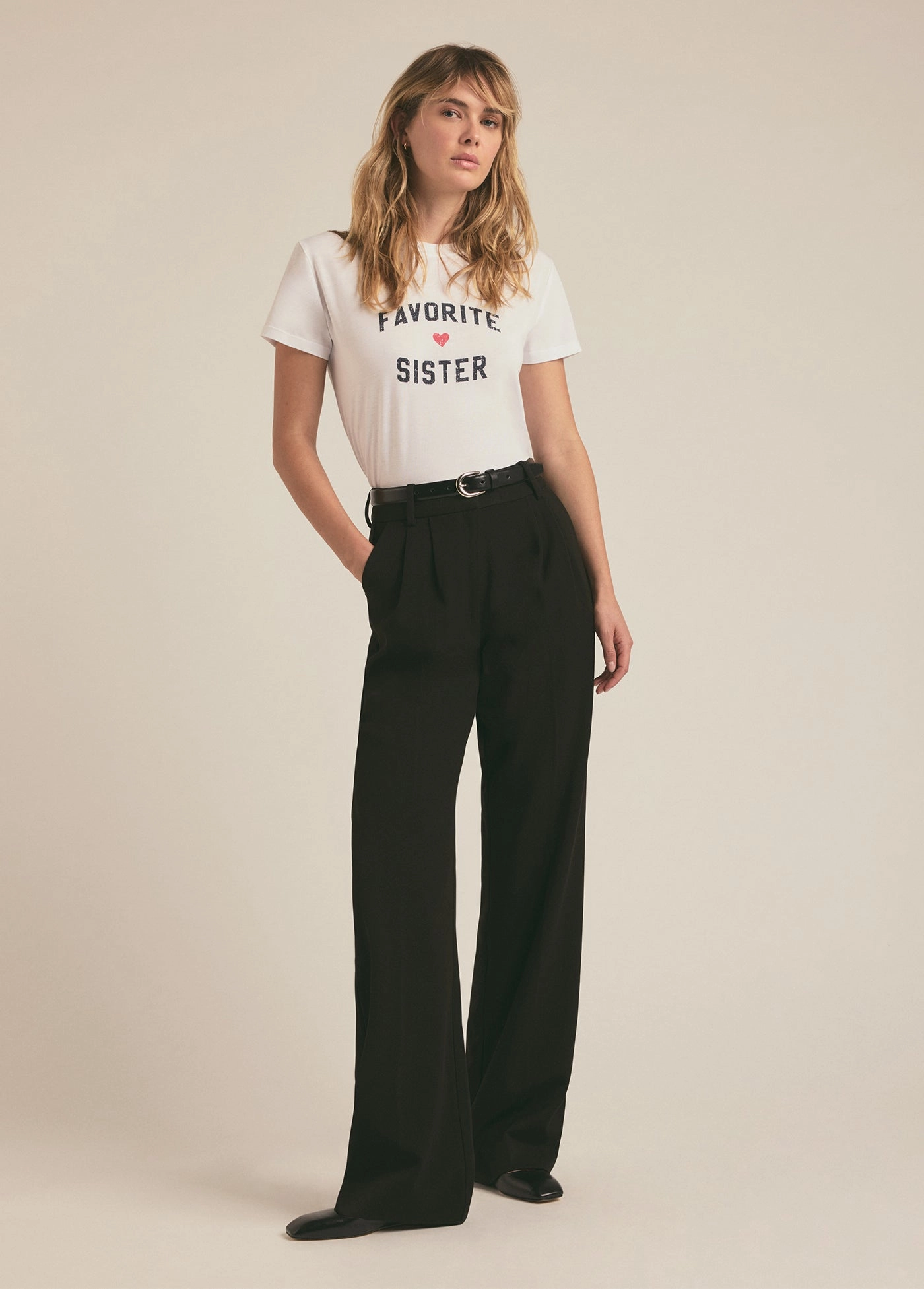 FAVORITE SISTER TEE Flexible Neckline