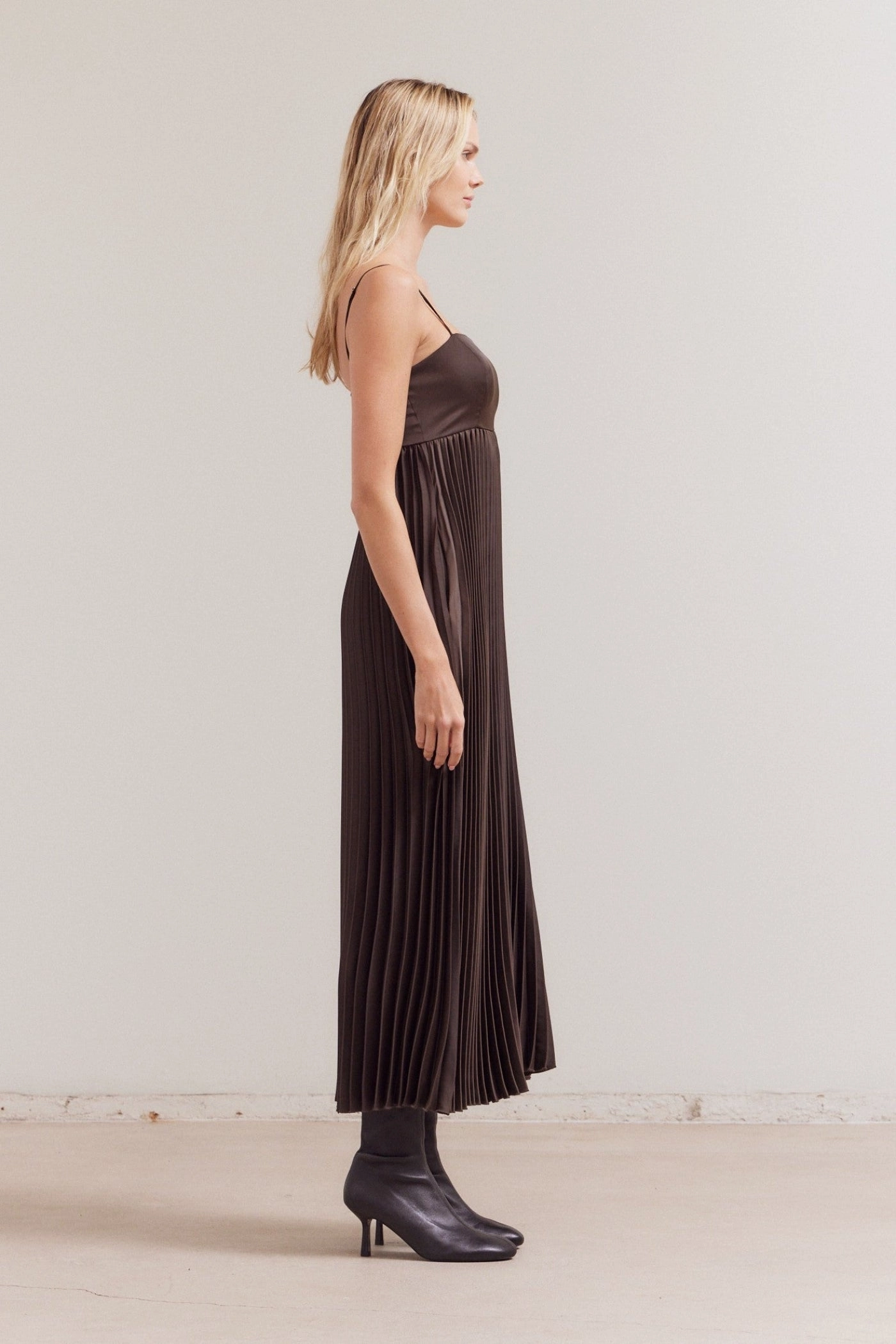 Street Elegance Neutral Layer FRIDA PLEATED MIDI DRESS