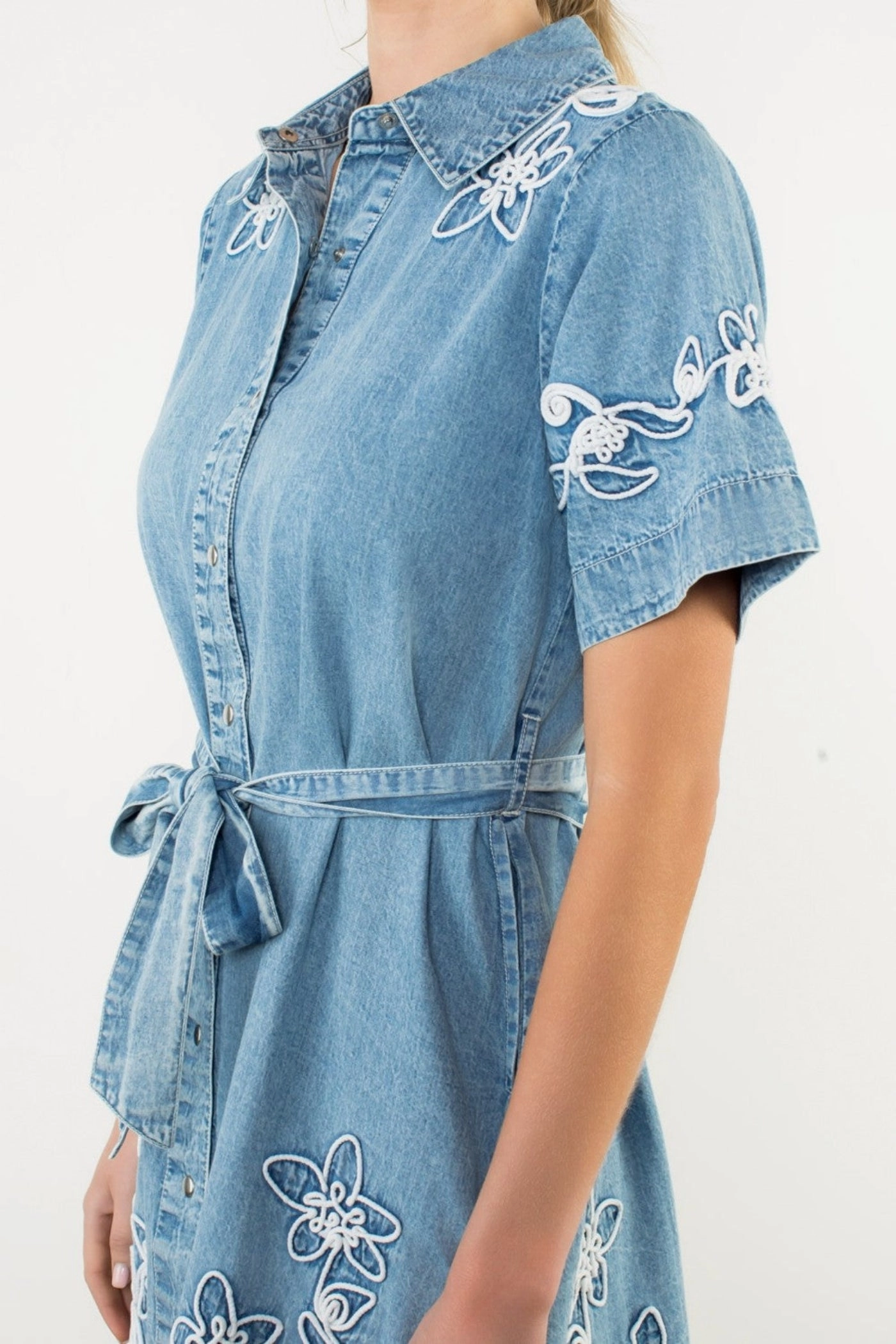 JAYDEN DENIM MINI DRESS Mature Glam Resort Outfit