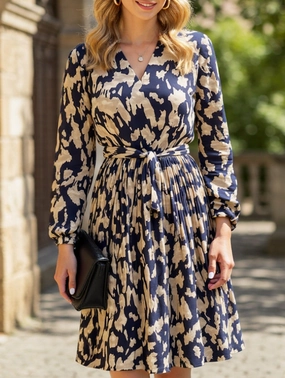 Light Outfit Pleated printed long-sleeved dress