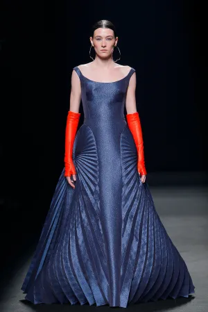 Sleeveless Princess Dress with Pleats and Gloves