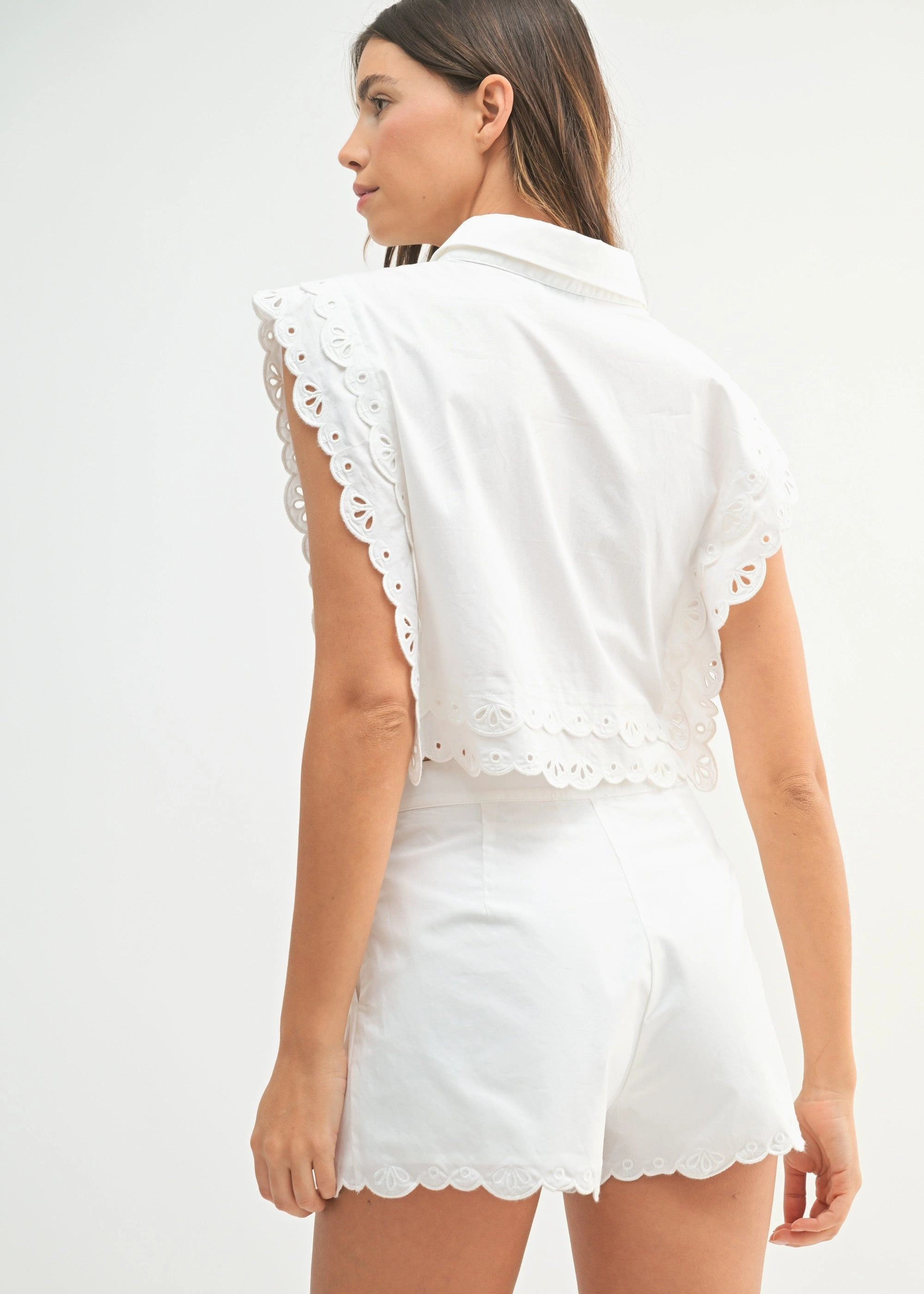 Comfort Stretch Fit SELENA OFF WHITE SCALLOPED HEM SHORTS