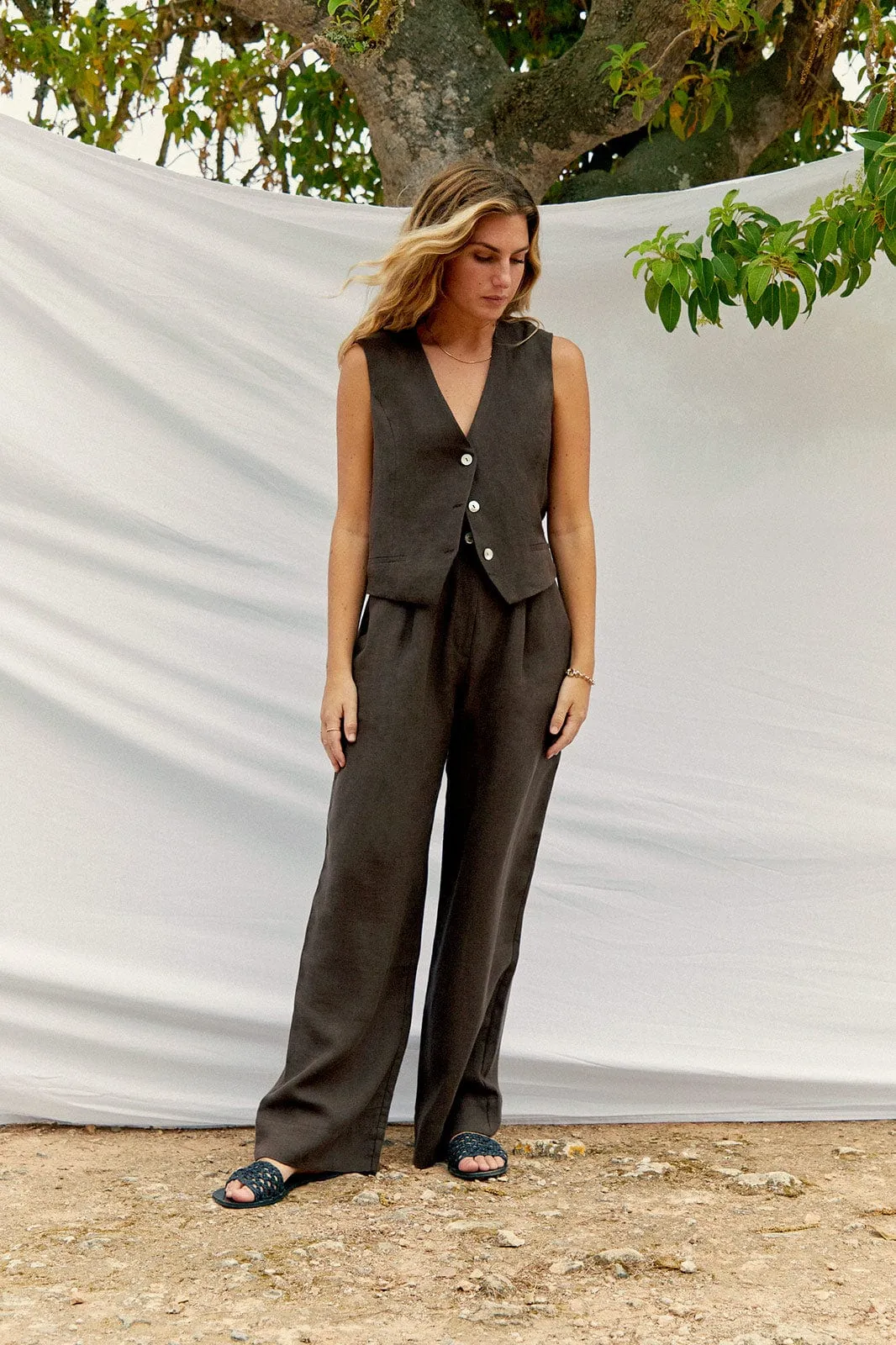 The Wabi Pleated Linen Trousers in chocolate
