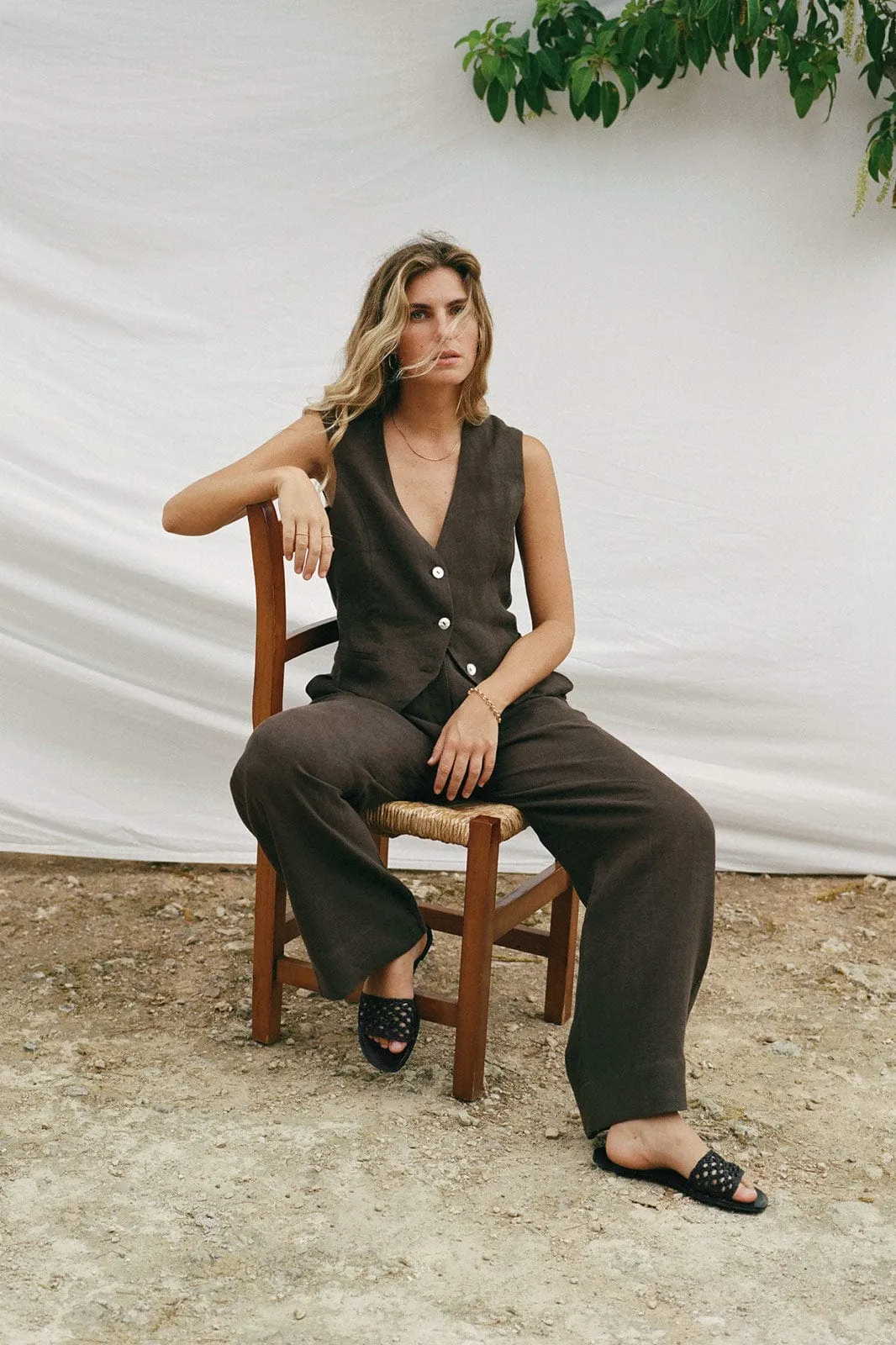 The Wabi Pleated Linen Trousers in chocolate