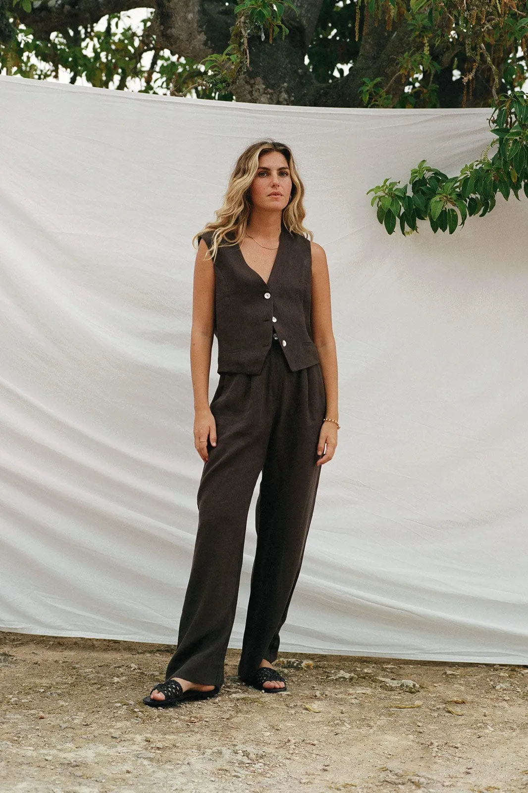 The Wabi Pleated Linen Trousers in chocolate