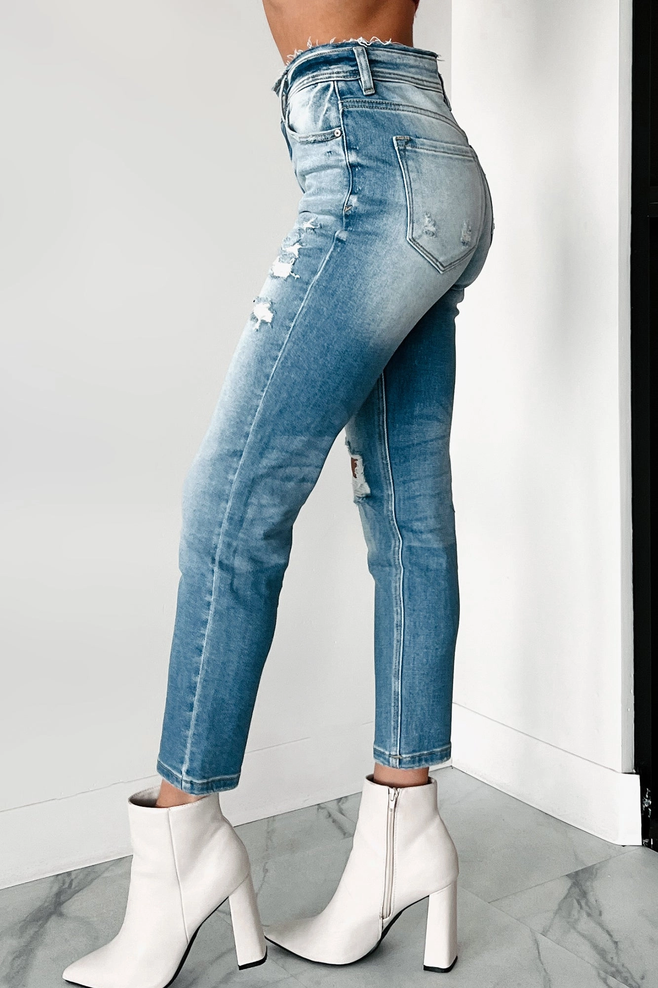 Andreas High Rise Distressed Kancan Mom Jeans (Light) No Frills Fit