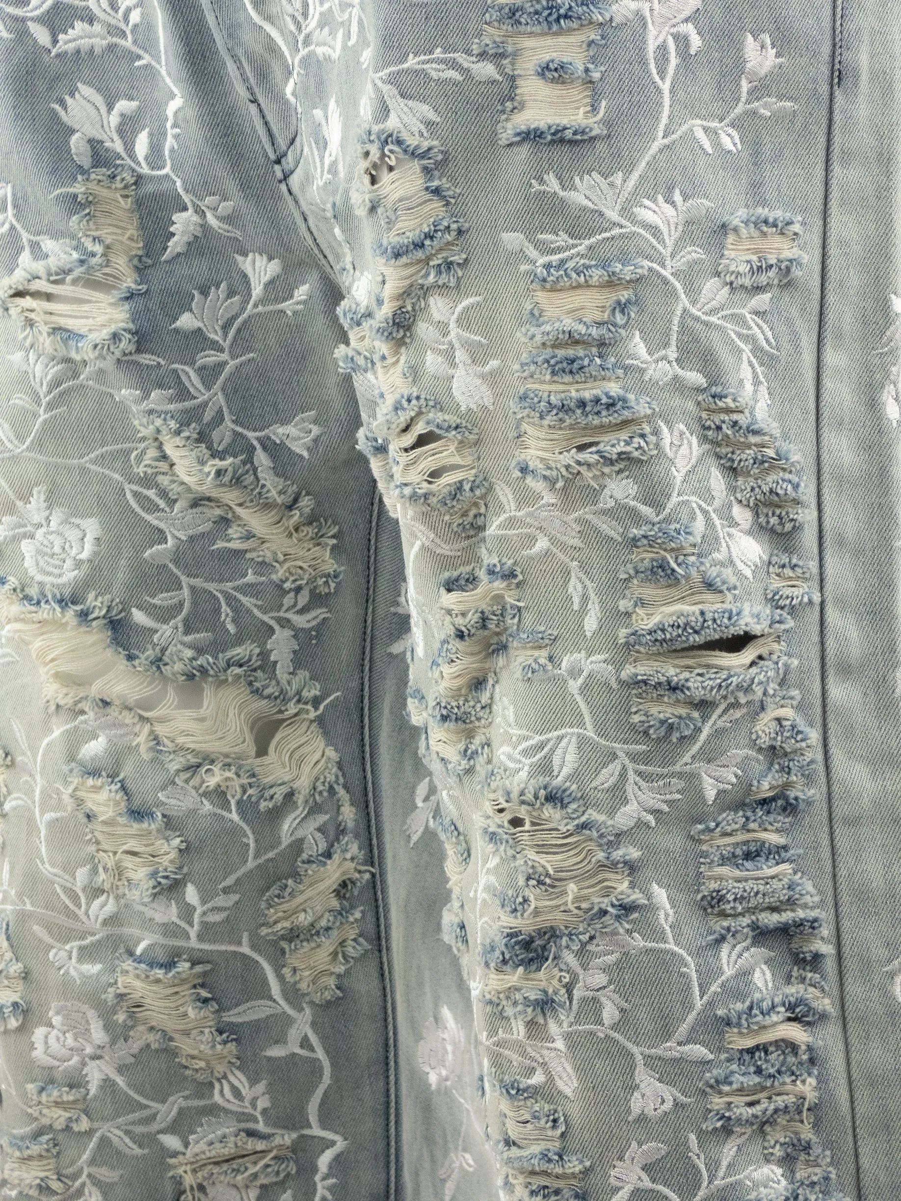 White Floral Ripped Denim Jeans with Zip Pockets